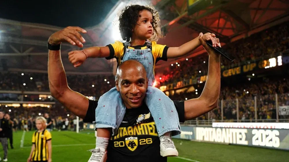 João Mário nos festejos do título do AEK Atenas (Giorgos Arapekos/NurPhoto via Getty Images)