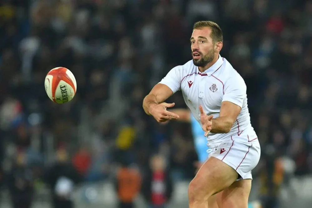 Merab Sharikadze throwing a rugby ball