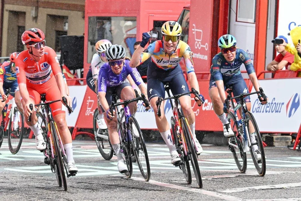 Mischa Bredewold se impone en la quinta etapa de la Vuelta.