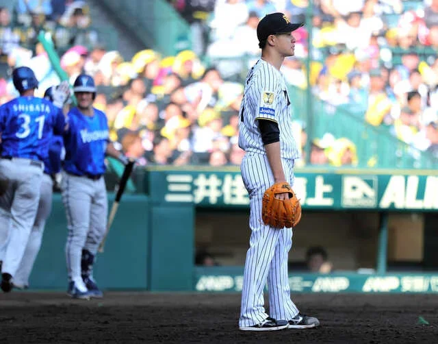９日のＤｅＮＡ戦の８回１死満塁、渡会隆輝に左２点適時打を打たれ、大竹耕太郎（右）はがっくりと立ち尽くした